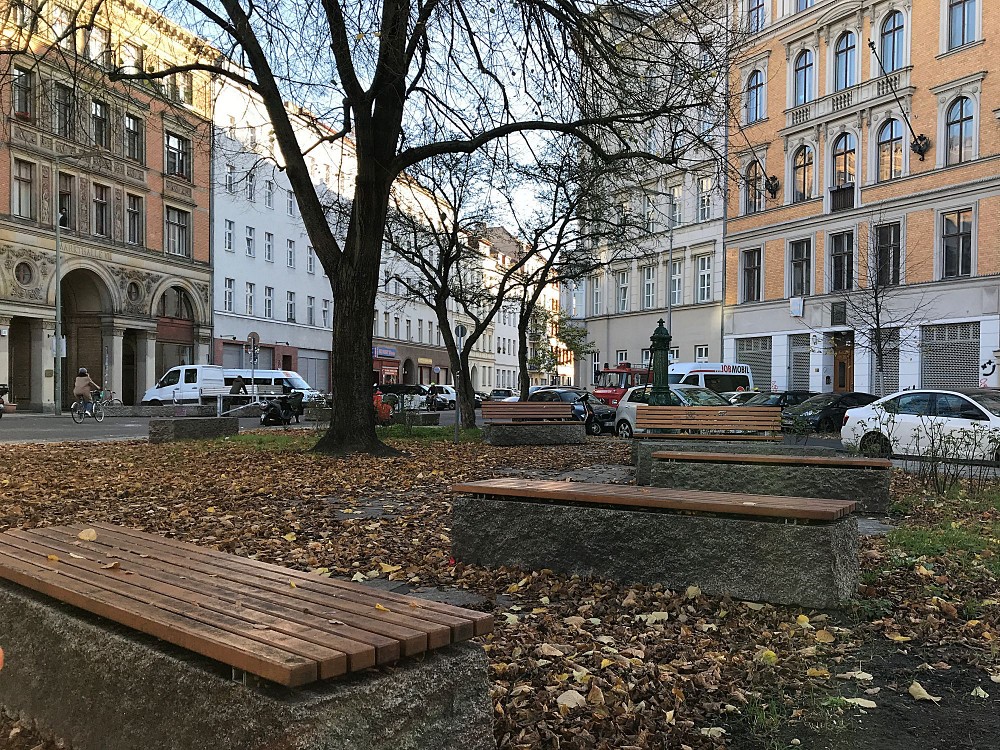 Zwischen Den Haeusern Sitzen